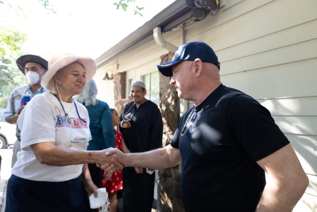 Mark Kelly shakes hands with a volunteer in Flagstaff, AZ